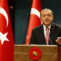 Apvērsuma mēģinājums Turcijā: Erdogans valstī izziņo trīs mēnešu ārkārtas stāvokli
