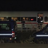 Bēgļi pamet vilcienu Dānijā un dodas prom ar brīvprātīgo automašīnām; atjaunos dzelzceļu satiksmi