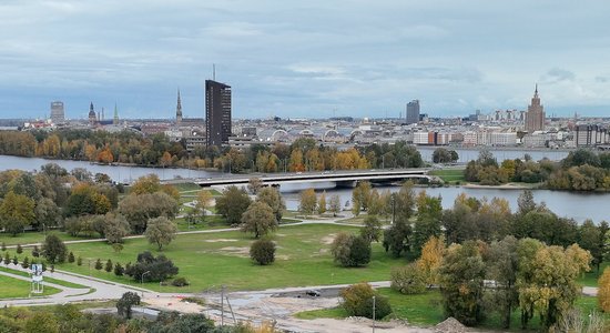 Sliktās ūdens kvalitātes dēļ Rīgā aizliegts peldēties Lucavsalā