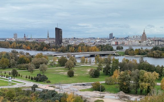 Sliktās ūdens kvalitātes dēļ Rīgā aizliegts peldēties Lucavsalā