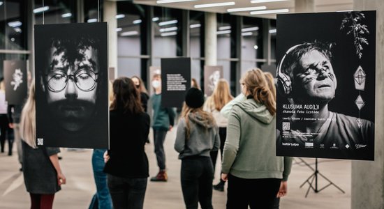 Mežaparka Lielās estrādes ekspozīciju zālē atklāta skanošā foto izstāde 'Klusuma aug(ļ)i'