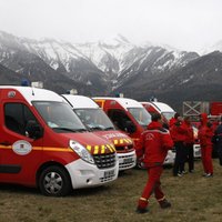 Turpinās aviokatastrofas vietas Alpos apsekošanu un bojā gājušo meklēšanu