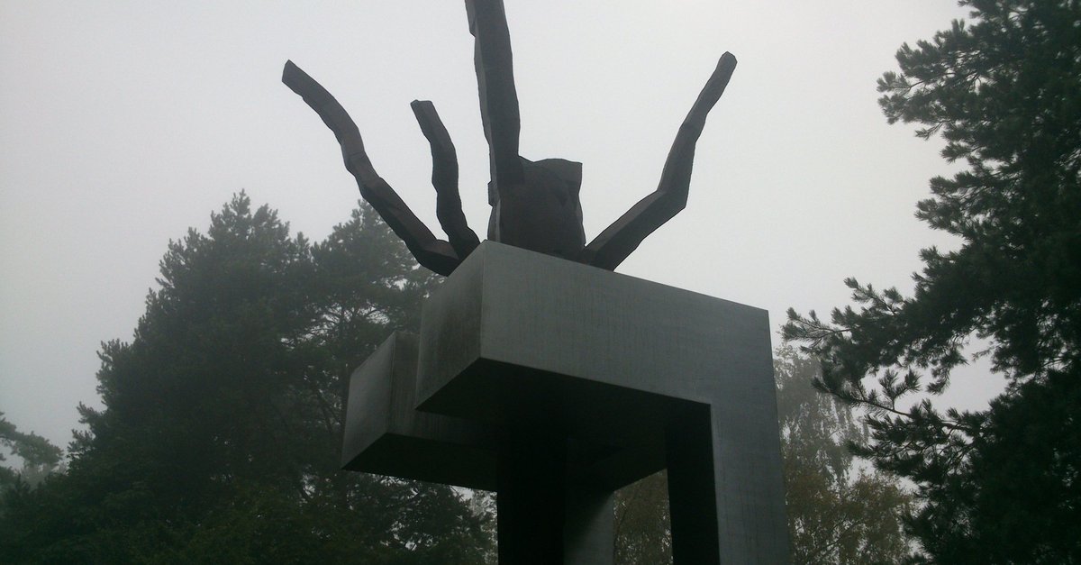 Foto: Kā izskatās jaunais piemineklis Raiņa priedēs?