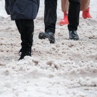 'Kauns' – soctīklotāju nežēlastībā krīt mēra foto Rīgas 'sniega talkā'