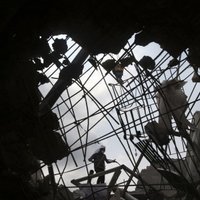 Bangladešas sagruvušās ēkas upuru skaits pārsniedzis 500