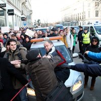 PCTVL piketā 'Krimas atbalstam' sākas kautiņš; viens aizturētais
