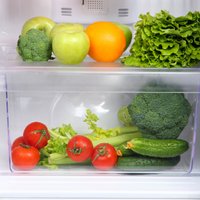 Kā izmazgāt ledusskapja augļu un dārzeņu kastes