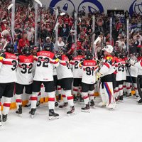 Austrija vēlreiz šokē hokeja pasauli; Zviedrija negribīgi uzvar pirms dueļa ar Latviju 