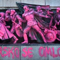 Prāgas pavasara gadadienā apkrāsots Sofijas piemineklis padomju karavīriem