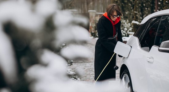 'Rīgas namu pārvaldnieks' piedāvā pie ēkām ierīkot elektroauto uzlādes stacijas