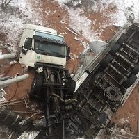 Lietuvā autovadītājs brīnumaini izglābjas, fūrei nokrītot no tilta
