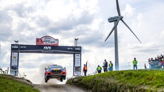 Sesks noslēdz izaicinājumiem bagāto Portugāles WRC posmu – pēdējā dienā temps pieauga