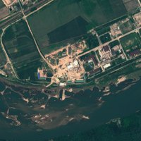 Ziemeļkorejas kodolobjektā darbu varētu atstākt reaktors, liecina uzņemtie satelītatēli