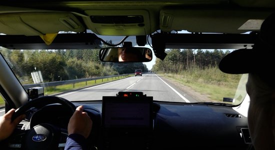 Video: Policija divreiz vienā dienā pieķer steidzīgu autovadītāju