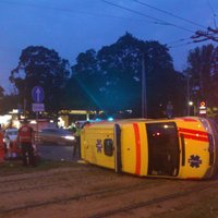 ФОТО: Возле Ботанического сада перевернулась машина скорой помощи - пострадал медик