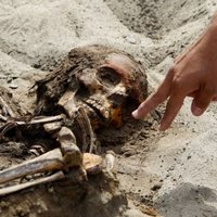 Peru atrastas aptuveni 550 gadus vecas vismaz 140 bērnu mirstīgās atliekas