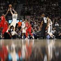 'Spurs' ar Bertānu rezervē uzvar 'Raptors' un turpina sezonu bez zaudējumiem