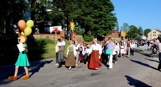 Foto: Līksmie bērnu dziesmu un deju svētki Matīšos