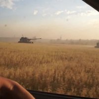 Video: Ukrainas kara tehnika virzās pāri saules pielietam labības laukam