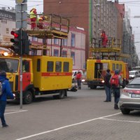 ФОТО: "Пробка" в центре Риги - оборвались троллейбусные провода