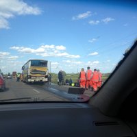 Uz Liepājas šosejas traucēta satiksme, lai evakuētu vakar avarējušo kravas auto