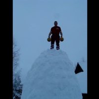 Video: Latviešu stiprinieks sniega tornī cilā svaru bumbas
