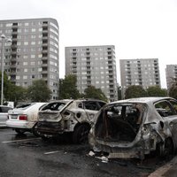 Auto dedzināšana Zviedrijā: viens no vaininiekiem aizturēts Turcijā