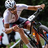 Kalnu riteņbraucējs Blūms Pasaules kausa sezonu sāk ar 23. vietu saīsinātajā distancē