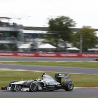 Lielbritānijā no 'pole position' startēs Hamiltons