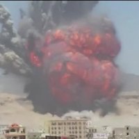 Video: Sanu satricina spēcīgs sprādziens; bombardētas ieroču noliktavas