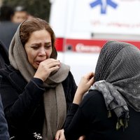 Foto: Irānas aviokatastrofā bojā gājušo tuvinieki pulcējas pie mošejas
