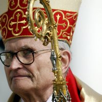 Кардинал Пуятс: моральный кризис в Латвии углубляется