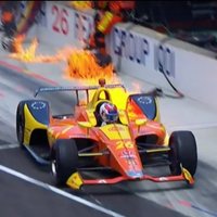 Video: 'Indy 500' dalībnieks pēc pitstopa trasē atgriežas ar liesmojošu auto