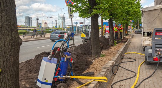 Foto: Likvidēta nelikumīgā autostāvvieta 11. novembra krastmalā