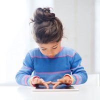 Skolēni pārāk daudz brīvā laika pavada pie datora; vecākus mudina rīkoties