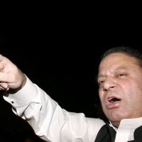 Pakistānas premjers Šarifs atkāpjas korupcijas skandāla dēļ