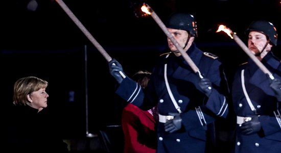 Foto: Ar īpašu militāru ceremoniju atvadās no Merkeles kancleres amatā