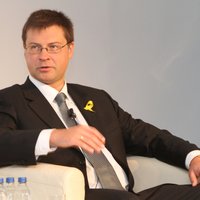 Dombrovskis: iespējamo spiedienu uz Krājbanku 'airBaltic' kreditēšanā jāvērtē tiesībsargiem
