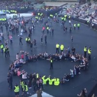 Video: Mančestras terorakta labdarības koncertā policisti laižas dejā ar apmeklētājiem