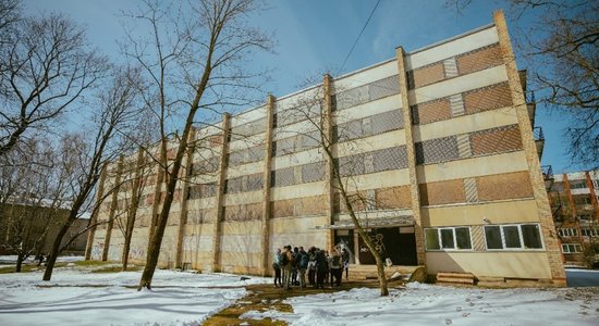 "Это будет первое такое здание в Латвии". Что появится на месте бывшей "общаги" в Зиепниеккалнсе?