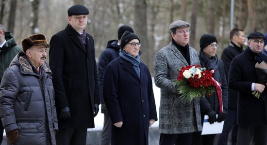 Foto: Rumbulā piemin Rīgas geto ieslodzīto iznīcināšanas 81. gadadienu