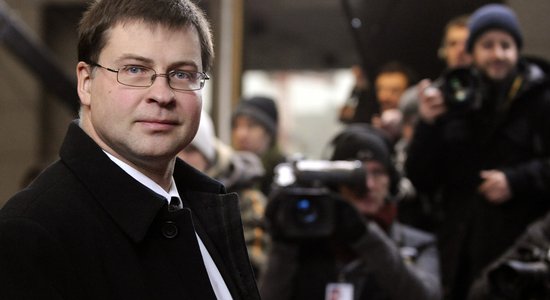 Suņi rej, bet Dombrovskis iet tālāk: 'valdības gala' neveiksmīgie pareģojumi