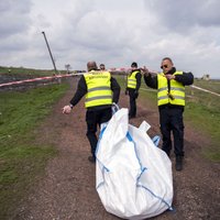 Malaizijas lidmašīnas nogāšanās vietā Donbasā atrastas vēl daudzu bojāgājušo mirstīgās atliekas