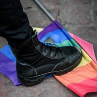 Lielbritānijā pieaudzis pret LGBT kopienu vērsto naida noziegumu skaits, liecina aptauja