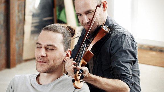 tadas-maksimovas-spins-his-hair-into-the-playable-strings-of-a-violin-designboom-002