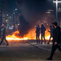 Nīderlandes policija pret vardarbīgiem protestētājiem izmantojusi ūdensmetējus un šaujamieročus
