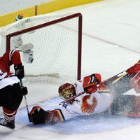 'Flames' vārtsargs NHL mačā atvaira 49 metienus