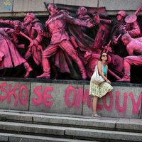 Памятник Советской армии в Софии измазан розовой краской