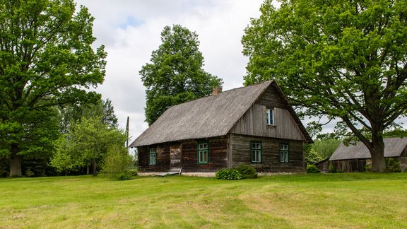 lauku māja brīvdaba brīvdienu māja sēta pagalms 