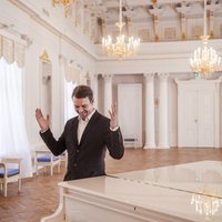 Ventspils koncertzālē 'Latvija' notiks pianista un komponista Toma Juhņeviča koncerts